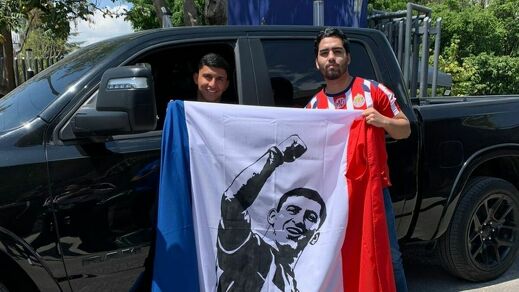 Bryan González recibió una sorpresa de un aficionado (Fotografía: Juan Manuel Figueroa)