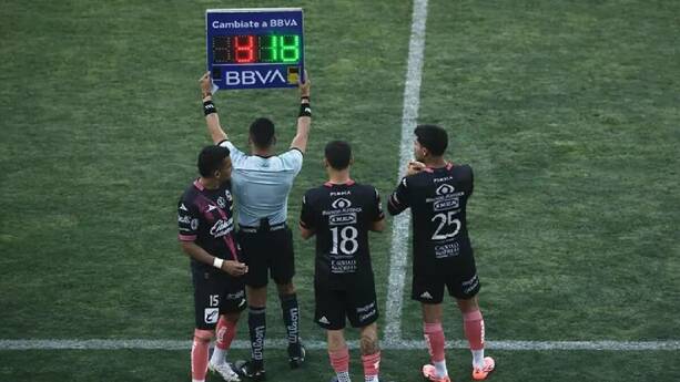 Edgar Guerra empujó al cuarto arbitro al salir de cambio / Captura de pantalla
