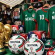 En México ha crecido la venta de productos piratas del Tri y el Mundial 2026 (Sora)