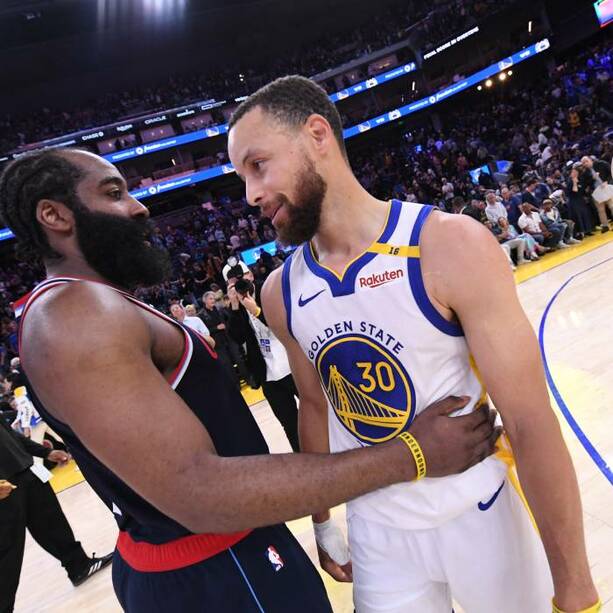 Steph Curry y James Harden se saludan tras el Clippers vs. Warriors (AFP)