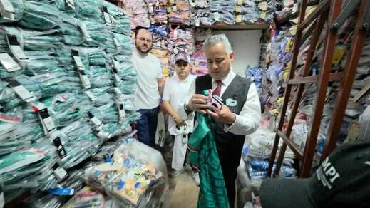 Autoridades decomisan toneladas de playeras de futbol piratas en Tepito (Cortesía)