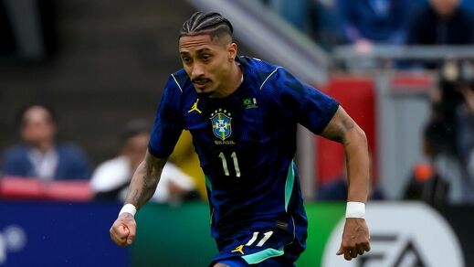Raphinha no pudo terminar el encuentro con Brasil, por molestias físicas (Fotografía: EFE)