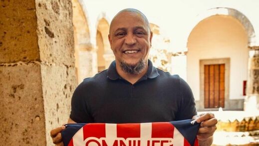 Roberto Carlos posó con la playera del Rebaño Sagrado (Fotografía: X Chivas)