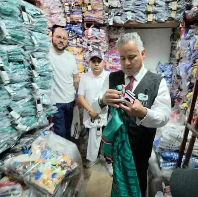 Autoridades decomisan toneladas de playeras de futbol piratas en Tepito (Cortesía)