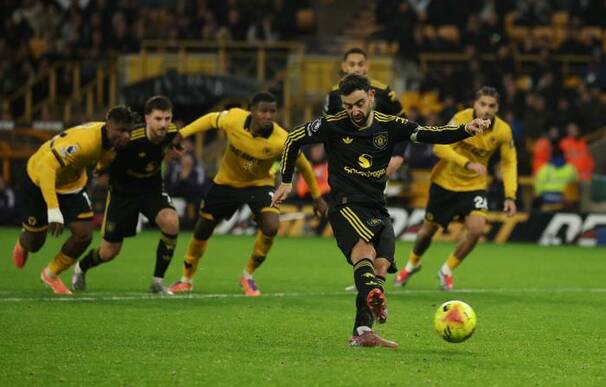 Bruno Fernandes cobra un penal para anotar a Wolverhampton (Reuters)