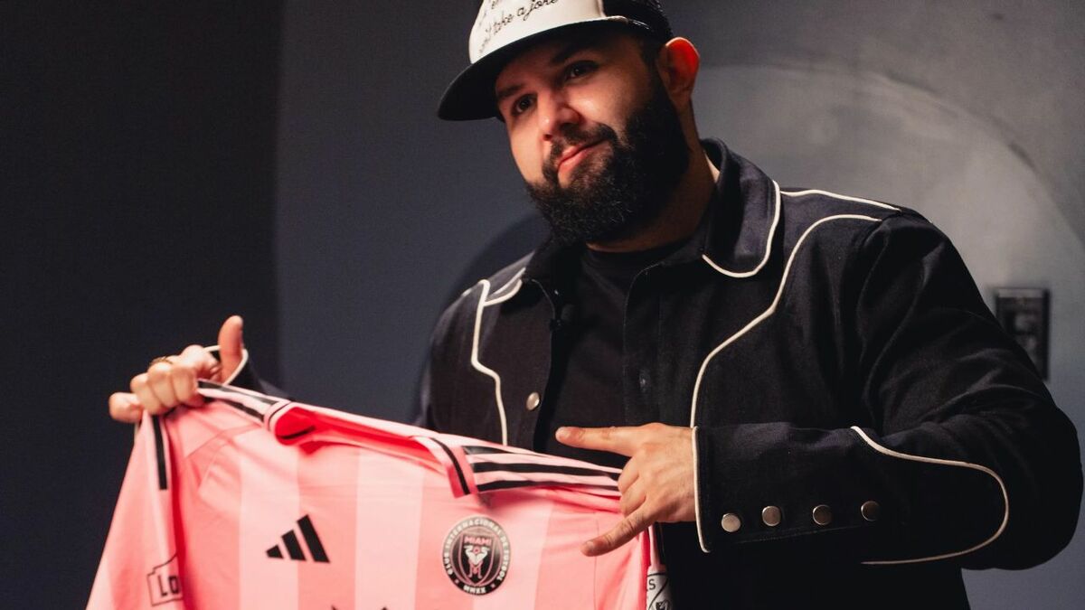 Carín León con la camiseta del Inter Miami (EFE)