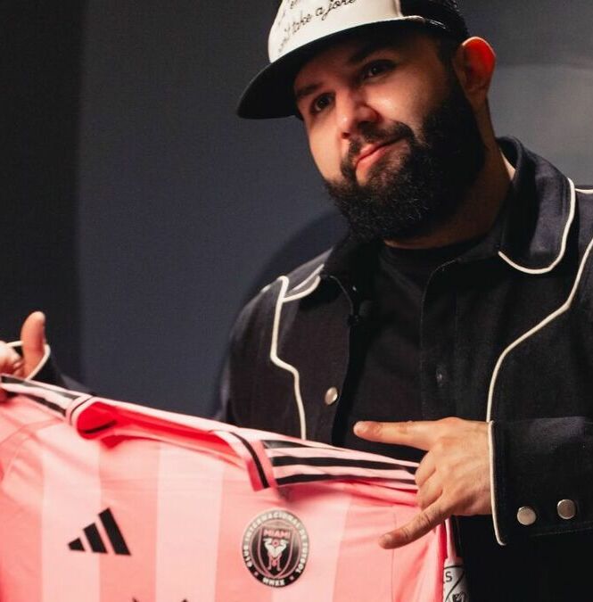 Carín León con la camiseta del Inter Miami (EFE)