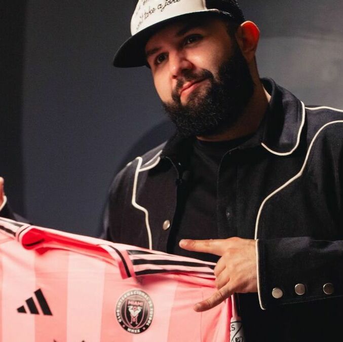 Carín León con la camiseta del Inter Miami (EFE)