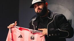 Carín León con la camiseta del Inter Miami (EFE)