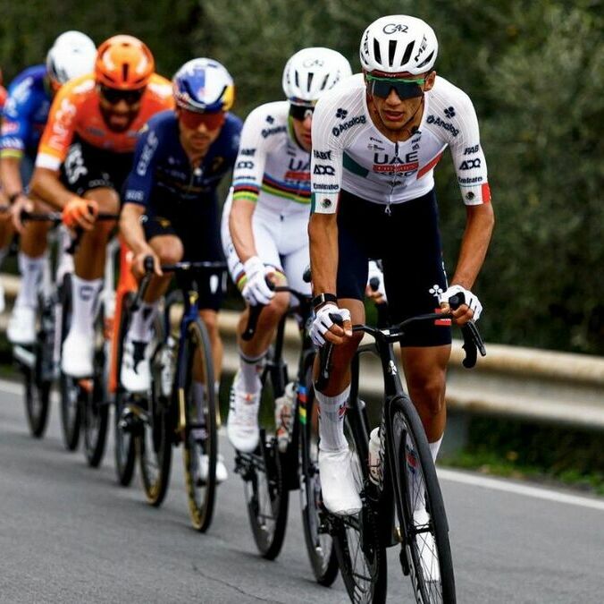 Isaac del Toro en Milán San Remo (@TeamEmiratesUAE)