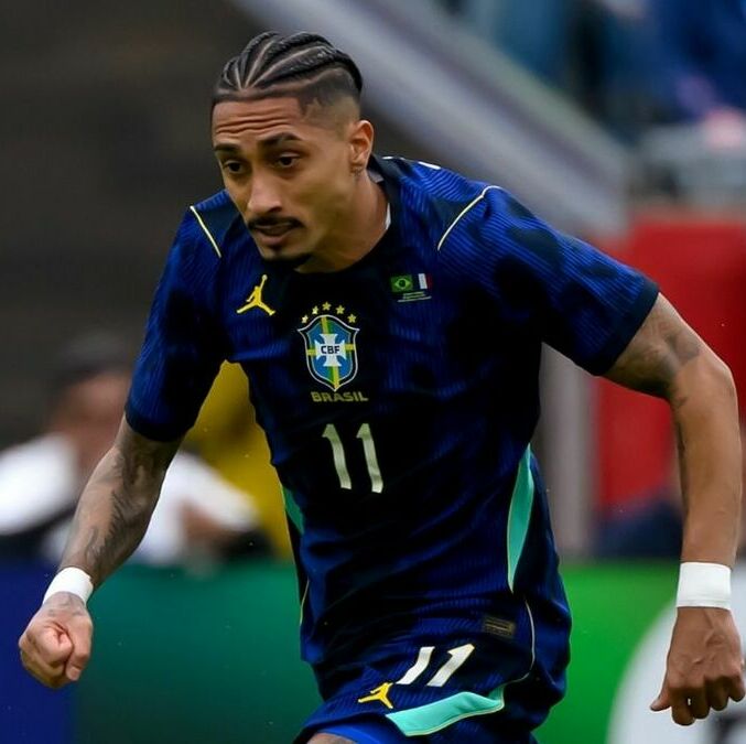 Raphinha no pudo terminar el encuentro con Brasil, por molestias físicas (Fotografía: EFE)