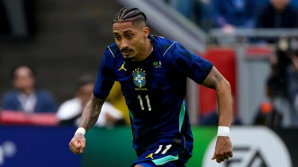 Raphinha no pudo terminar el encuentro con Brasil, por molestias físicas (Fotografía: EFE)