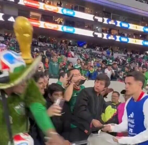 Álvaro Fidalgo se molestó con un aficionado al final del encuentro (Imagen: captura de pantalla)