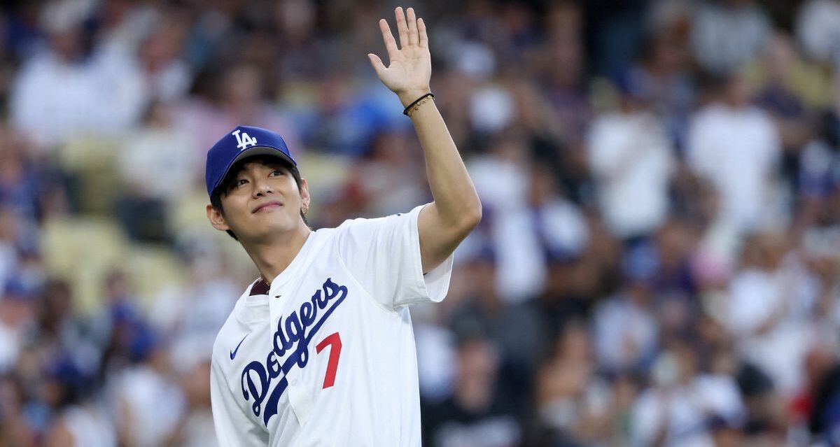 V de BTS sorprende a fans al lanzar la primera bola en juego de los Dodgers