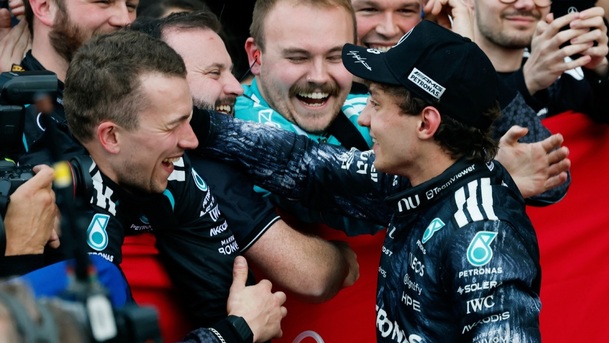 Kimi Antonelli celebra con Mercedes su triunfo en Japón (Reuters)