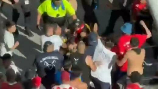 Pelea campal en el Clásico Tapatío / Captura