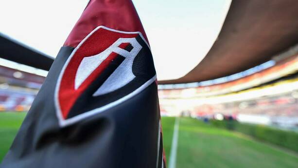 Aficionados de Atlas agreden camión de Chivas en su llegada (Mexsport)