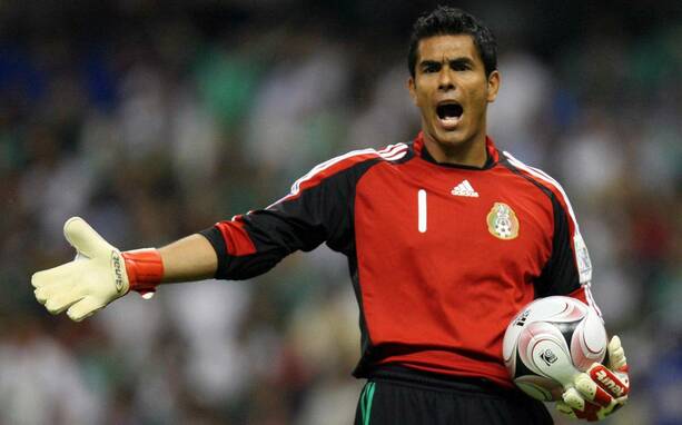 Oswaldo Sánchez, en un juego del Tri (Mexsport)