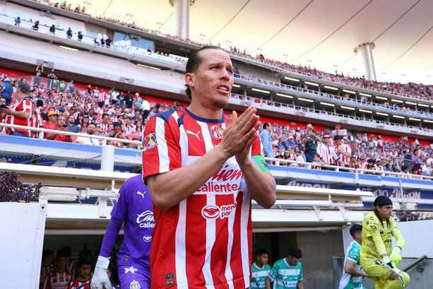 El jugador de las Chivas aseguró que Chivas es candidato al título (Fotografía: Imago 7)