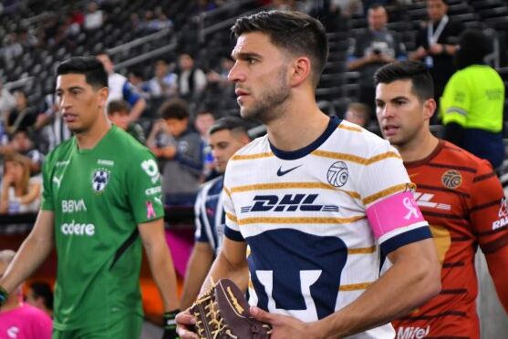 Lisandro Magallán y Julio González, antes de un partido de Pumas (Imago7)