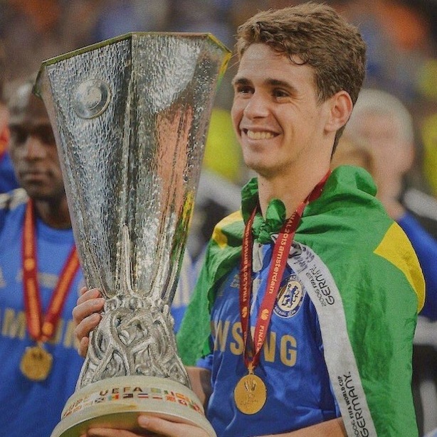Oscar celebra un titulo con Chelsea (@oscar_emboaba)