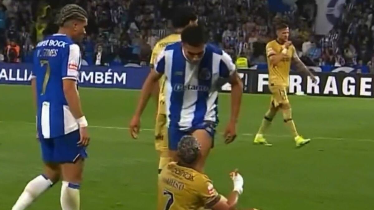 Alberto Acosta escupió a un rival durante un partido (Imagen: captura de pantalla)