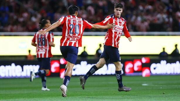 Armando González hizo dos goles para el empate de Chivas (Imago7)