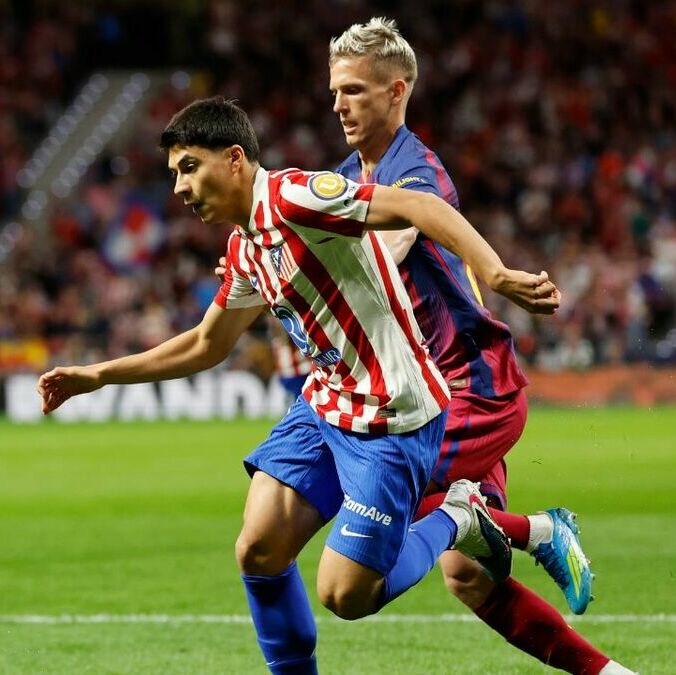 Obed Vargas ante el Barcelona (EFE)