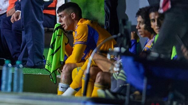 Juan Brunetta fue captado llorando en la banca. (Foto: Mexsport)