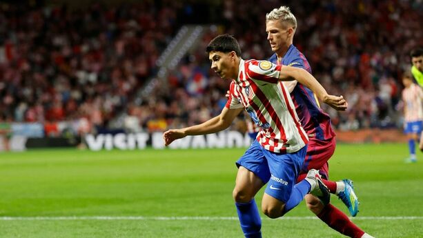 Obed Vargas ante el Barcelona (EFE)