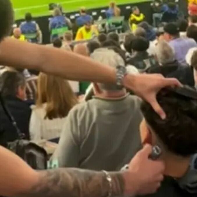 Aficionados se cortan el pelo en el Bernabéu. (foto: captura de pantalla)