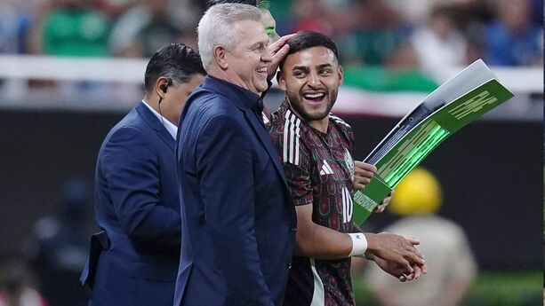 Javier Aguirre junto a Alexis Vega en un partido del Tri (Imago7)