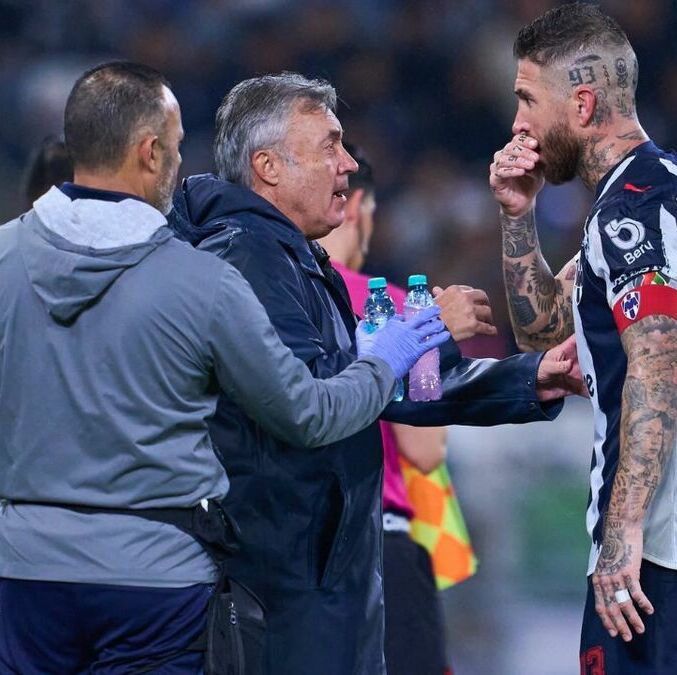 Torrent hablando con Sergio Ramos durante un partido en el BBVA. (Foto: Mexsport)