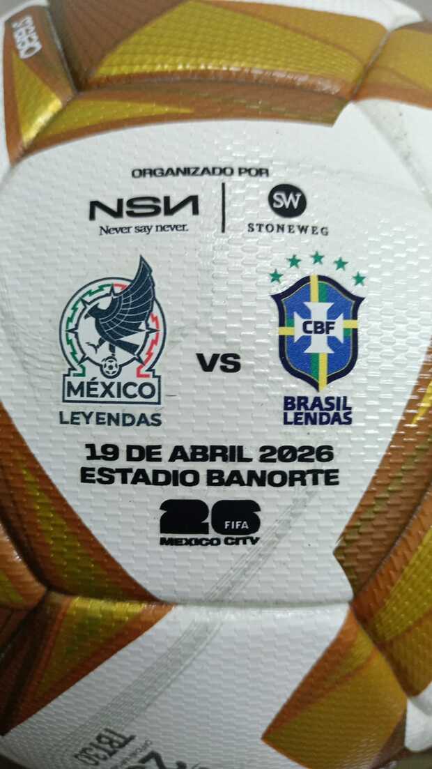 El balón conmemorativo para el partido de leyendas. (Foto: Cortesía)