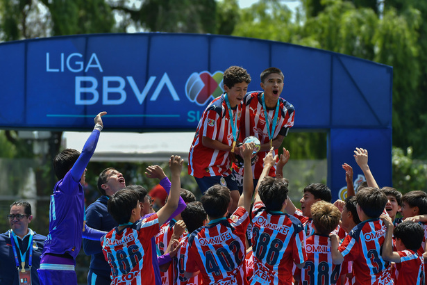 Las Chivas Sub-14 se coronaron en el Torneo de Fuerzas Básicas de la Liga MX (Fotografía: Imago 7)