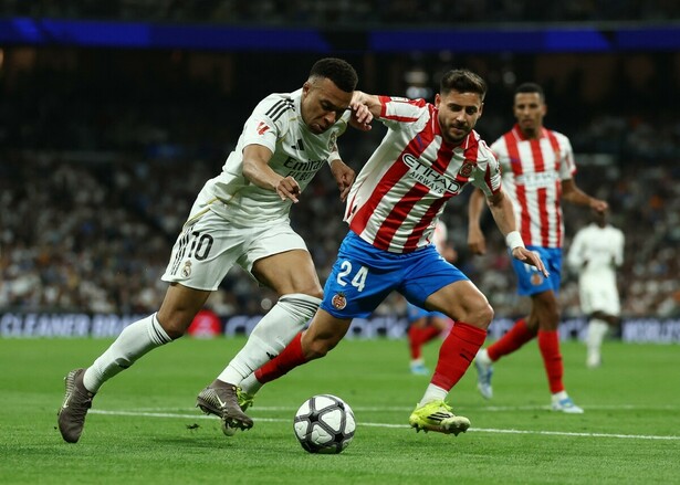 Kylian Mbappé frente a Alex Moreno (Reuters)