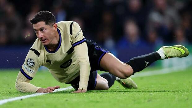 Robert Lewandowski se lamenta en el césped (Reuters)