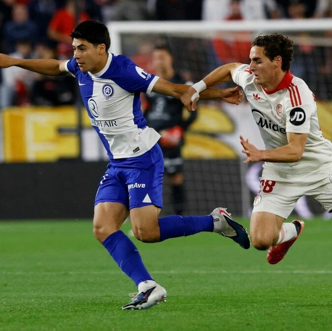 Obed Vargas ante el Sevilla (Reuters)