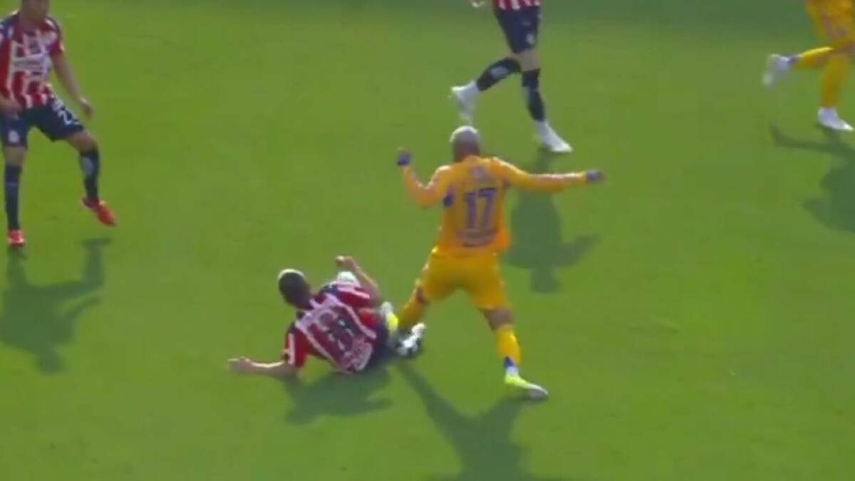 Polemíca por posible roja sobre Rodrigo Aguirre / Mexsport