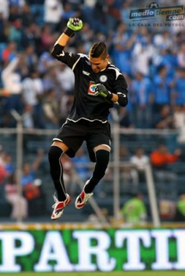 Yosgart Gutiérrez festeja el tanto de su equipo.