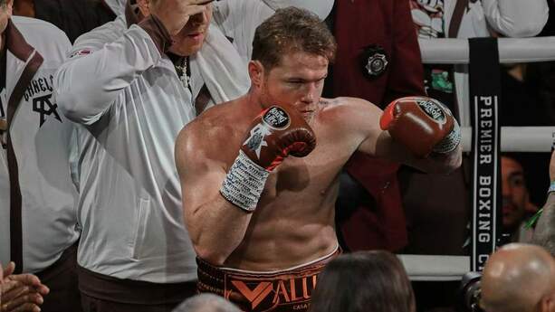Canelo Álvarez vería retrasado su regreso a los cuadriláteros por una lesión (Mexsport)