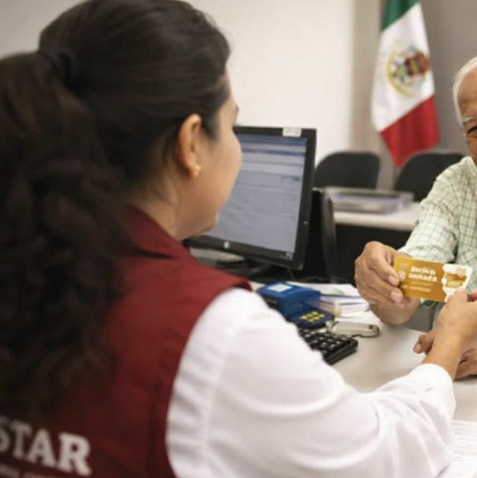 ¿Cumples los requisitos? Así puedes obtener la Tarjeta Dorada en México? | Foto: SORA IA