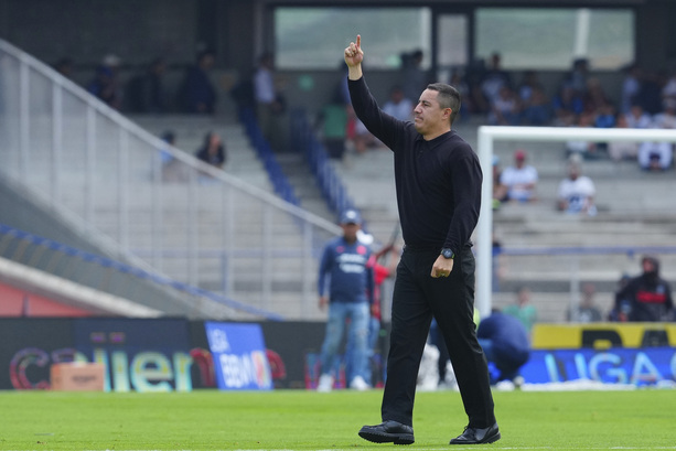 Efraín Juárez festejó con la afición el triunfo de Pumas (Fotografía: Imago7)