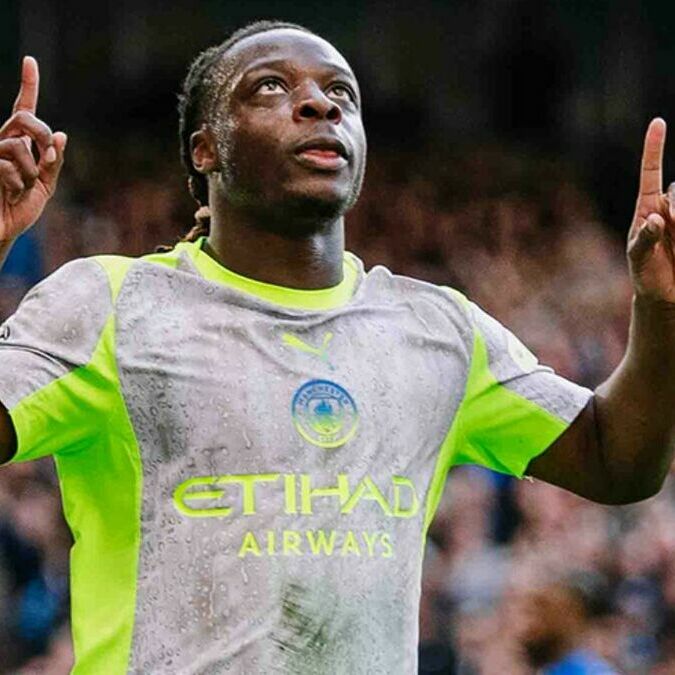 Jeremy Doku marcó ante el Manchester City (X: @ManCity)