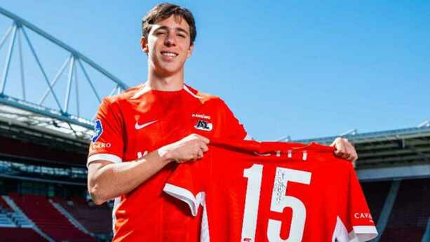 Mateo Chávez se lució con un buen centro (@AZAlkmaar)