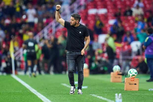 Nicolás Larcamón durante el partido contra el América (Fotografía: Mexsport)