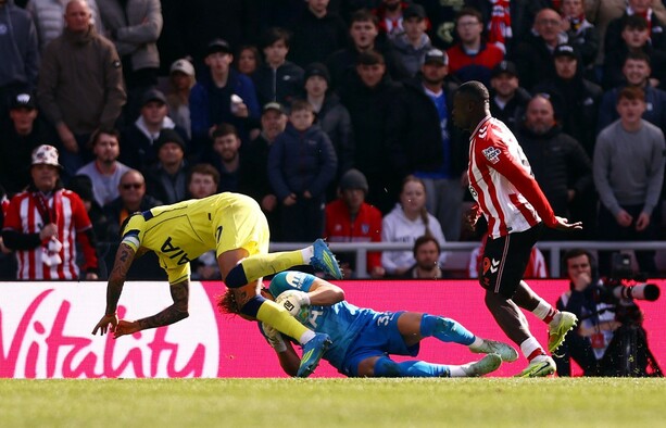 Cuti Romero salió lesionado del juego entre  Sunderland y Tottenham (Reuters)