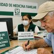 La pensión del IMSS se puede aumentar por asignaciones familiares. Foto: Sora IA
