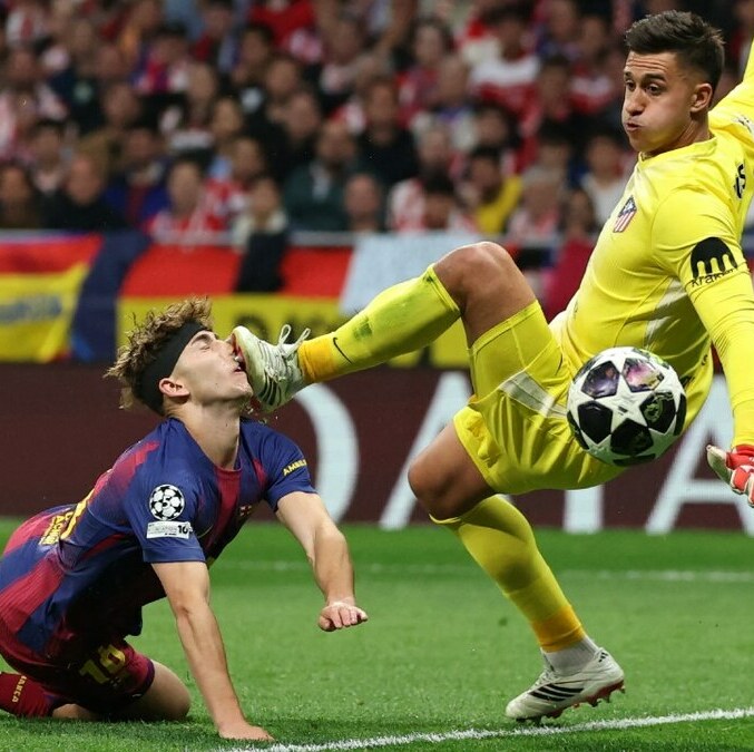 Fermín López generó preocupación por el fuerte golpe que recibió (Reuters)