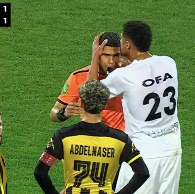 El jugador le dio un beso al árbitro. (Foto: captura de pantalla de video de @KoraPlusEG)